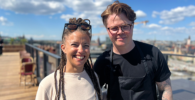 Pelagos kökschef Erik Gustavsson tillsammans med projektägar Matilda Jackson på Katarinahusets tak, där restaurang Pelago öppnar den 15 maj.