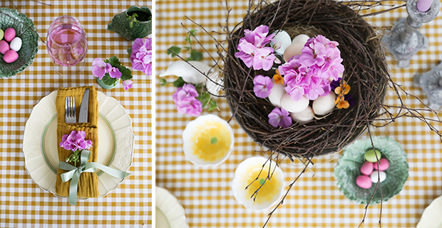 Vårdukning med en blomma på servetten och ett "fågelbo" av kvistar och blommor.