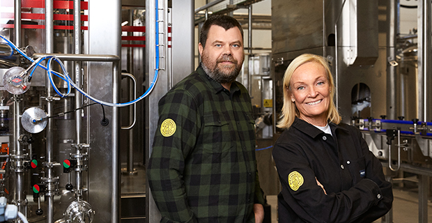 Chris Thurgeson och Christina Körmendi på Carnegiebryggeriets ny tappningsanläggning i Jordbro.