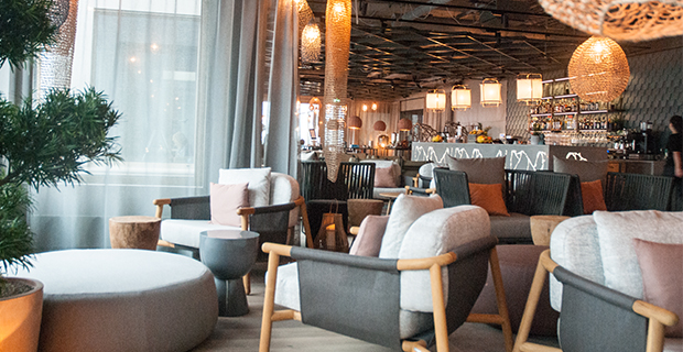 Till hotellgästerna serverar hotellet en hälsomedveten frukost uppe i The Nest Cocktail Lounge som ligger intill Wellnessavdelningen på våning 9.