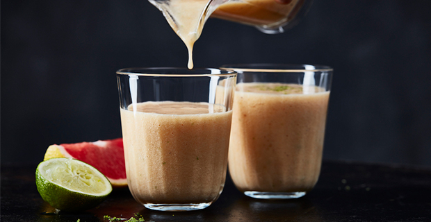 Röd grapefruktsmoothie med banan
