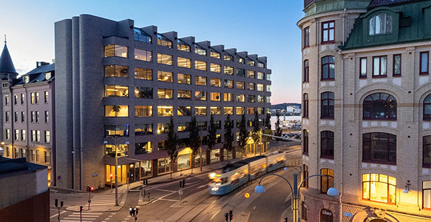 Nomi öppnar två restauranger i  Merkurhuset på Skeppsbron. Den äldre delen av huset byggdes redan 1899 och är en av stadens mest kända byggnader med sina palatsliknande torn och rosa fasad.