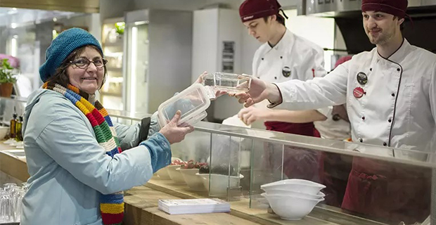 Karin Nilsson minskar avfallet genom att ta med egen flergångslåda när hon köper lunch.