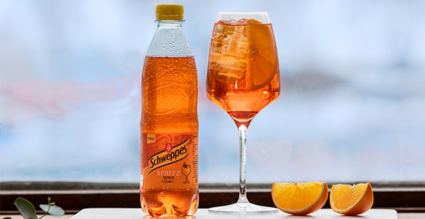 Spritz Mixer är som en en italiensk aperitif med uppfriskande bitter och sötsyrlig smak av apelsin.