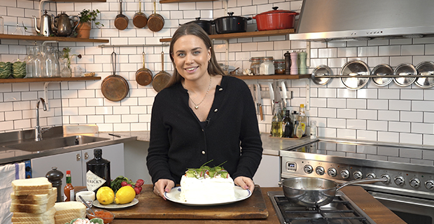 Sofia Henrikssons recept på smörgåstårta med ginpicklad gurka.