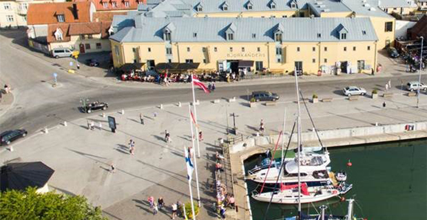 Joda Bar & Kök ligger i hamnen i Visby på Skeppsbron 24.