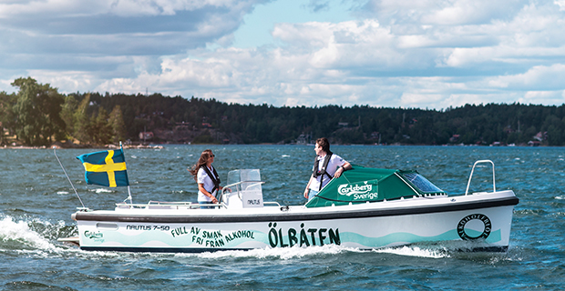 Ölbåten åker omkring i Stockholms skärgård i sommar.