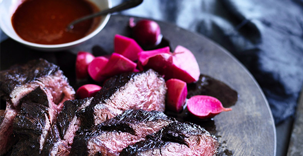 Flankstek med fermenterade rädisor och het koreansk sås