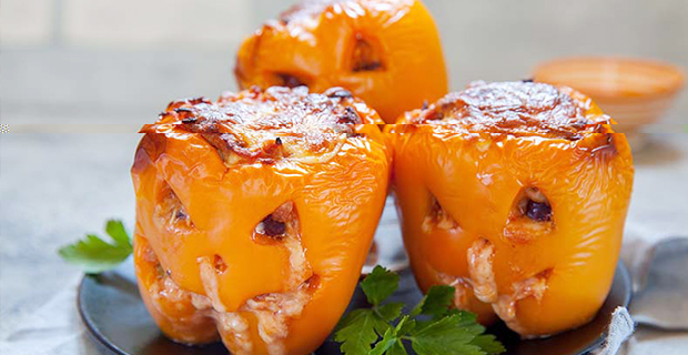 Orange grillad paprika med fyllning passar bra att servera på höstlovet och Halloween.