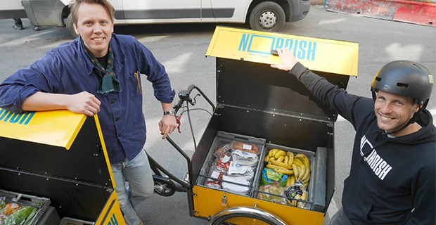 Philip Axelsson och Martin Alm från Nordish Market har precis laddat sina lådcyklar med överskottsmat från Coop Avenyn (Foto: Max Björkman