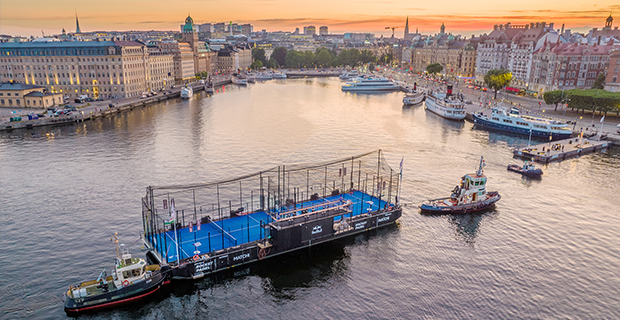 Pråmen har en restaurang och två padelbanor. Foto: Josh Feron