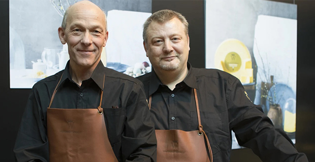 Lagerchef Ola Larsson och Ostmästare Thomas Rudin från Norrmejerier .