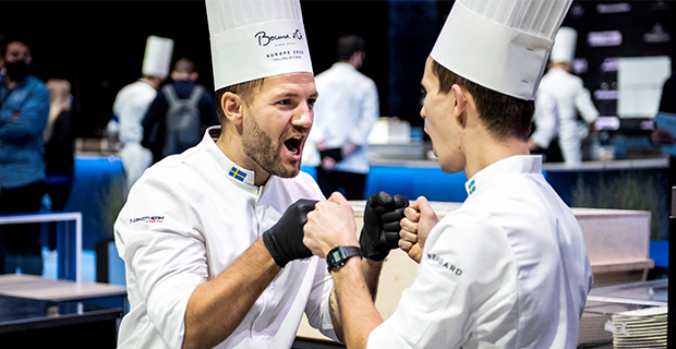 Sebastian Gibrand med commis Jakob Persson. Foto: Viktor Fremling