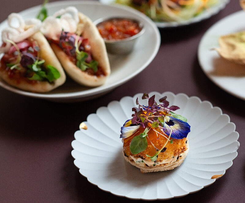 Chickpea fritter på grillat naanbröd med chutney & myntayoghurt och Hawaiian porkbun med ananassalsa.