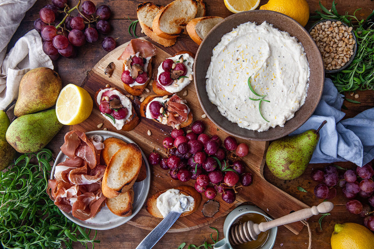 Tryffelspread blue cheese passar perfekt på den italienska plockbrickan, servera med ett gott surdegsbröd och toppa med ugnsbakade vindruvor.