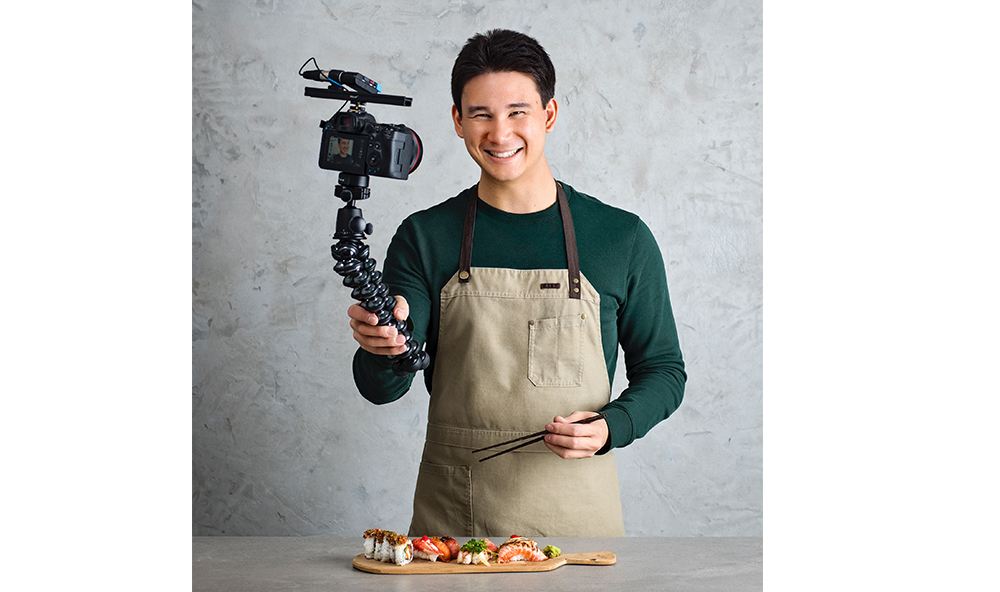 Philip Poon hade ingen kunskap om foto och film när han började. Nu gör han all produktion själv.