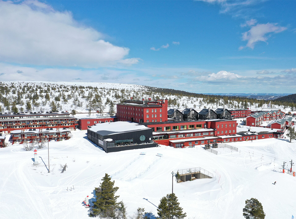 Sälens högfjällshotell i vinterskrud.