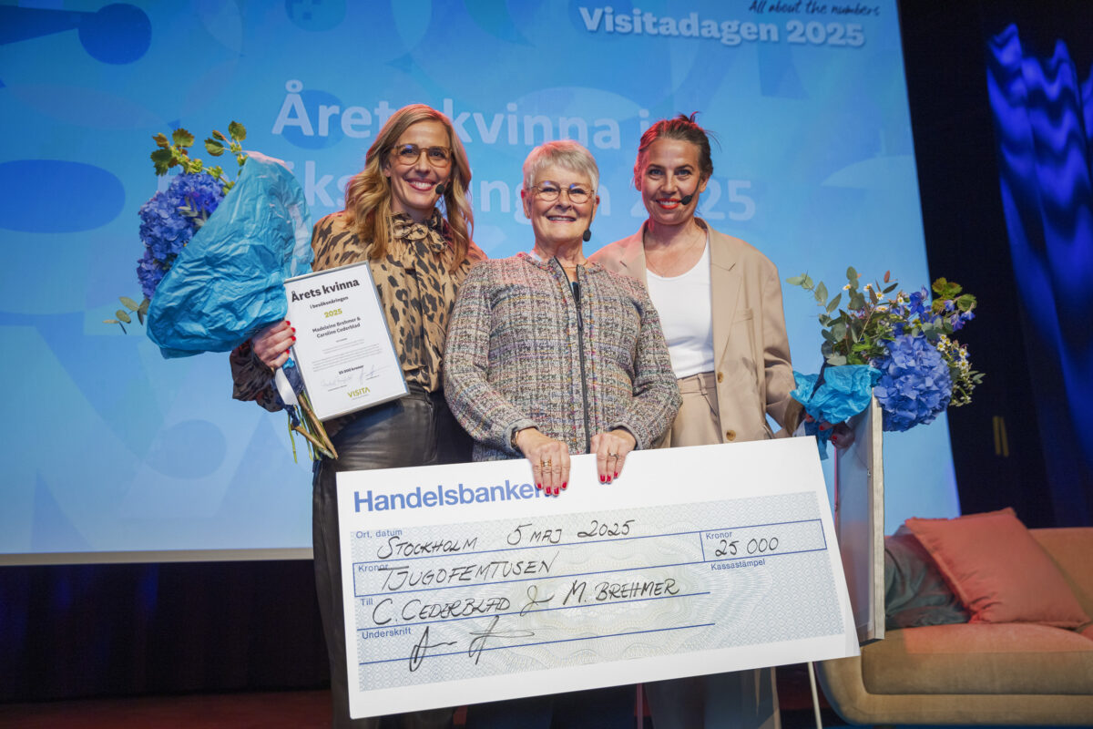 Madeleine Brehmer och Caroline Cederblad med priset "Årets Kvinna i Besöksnäringen".