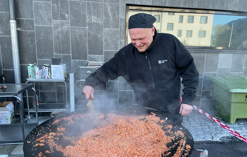 Michael Törmark testlagar lagar mat utan el och vatten till eleverna på Lundbyskolan. Foto: Lina Hultén