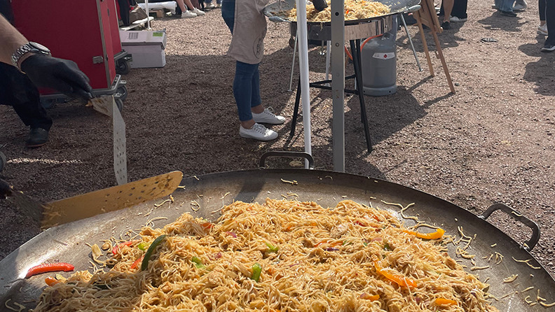 Nudlar och vegetariska tacos som tillagas utomhus på spishällar utan el och vatten är exempel på krisrätter som skolorna tränat på att servera. Foto: Vladimiros Fountis