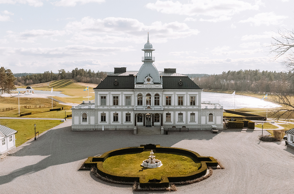 Bro Hofs huvudbyggnad uppfördes 1888. På baksidan finns en stor uteservering med utsikt över golfbanan. Foto: Albin Hag
