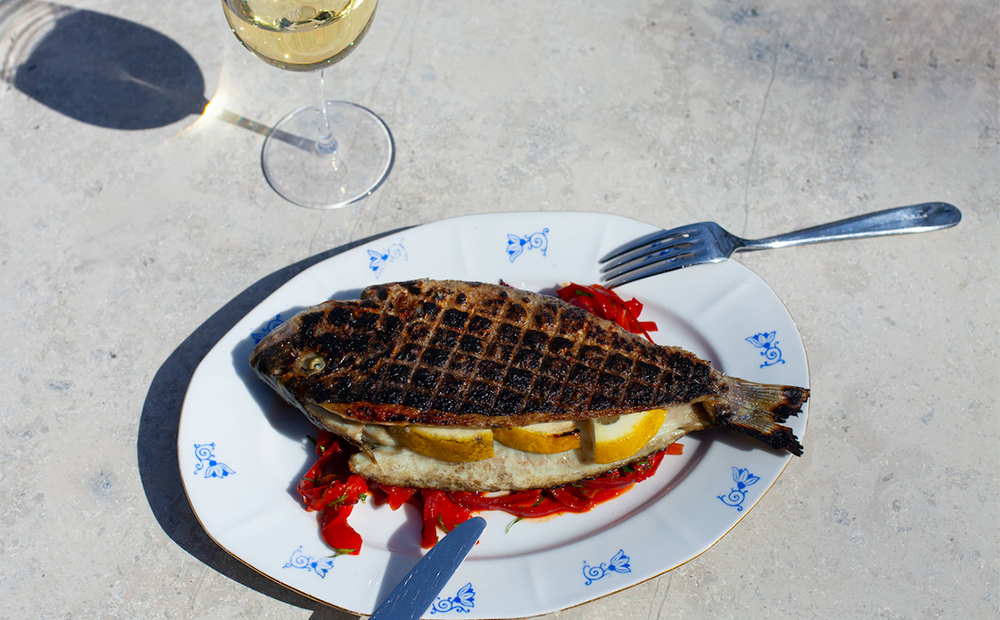 Grillad fisk med paprika, rödlök, vitlök rökt paprikapulver och sherryvinäger.