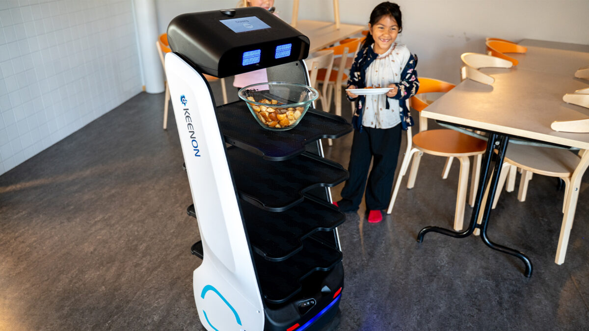 Roboten Robbi är ute på sitt första skoluppdrag.