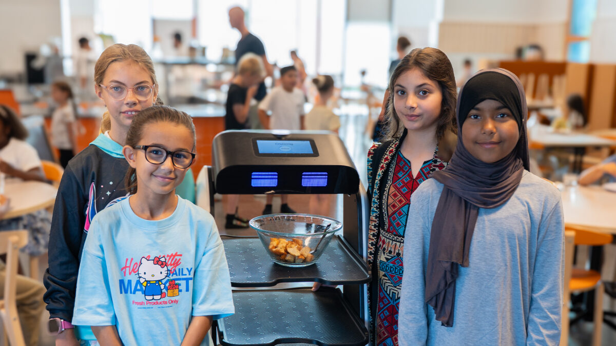 Isabella Ström, Alea Kadrolli, Werad Abo Shakra och Sakina Rajpar tillsammans med Robbi