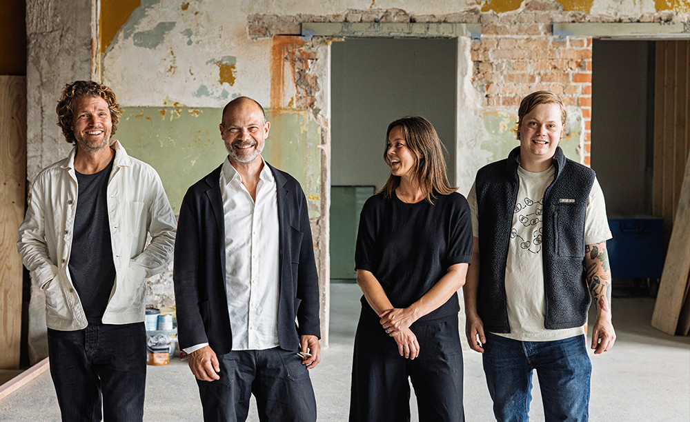 Krögartrion Henrik Sauer, Filip Sauer och Anna Klyvare tillsammans med kökschefen Anton Olsson - Ateljéns Pizza.