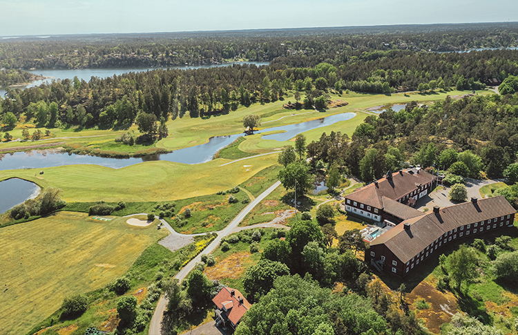Fågelbro Säteri Hotell & Spa:s nya profil är direkt kopplad till platsens historia som startar redan tidigt 1500-tal då tre bondgårdar slogs ihop och bildade Fågelbro Säteri.