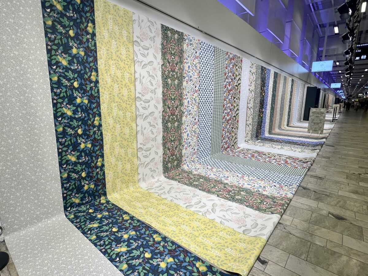 150 meter tapetinspiration från flera olika tapettillverkare prydde hela gången mellan hallarna på mässan. Borås tapeter i förgrunden.