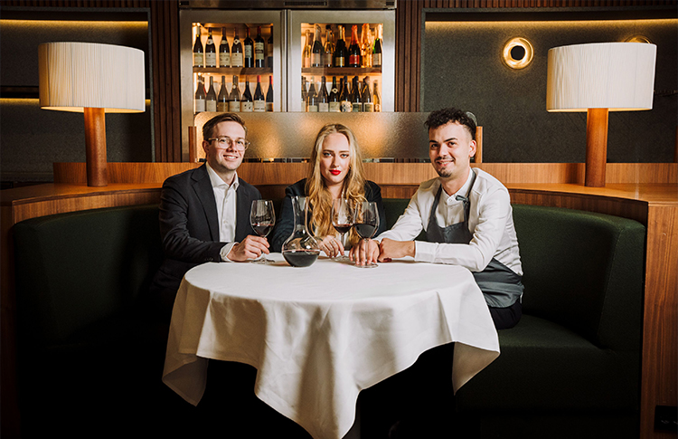Teamet bakom Restaurant Reisen, från vänster: Restaurangchef Gabriel Svensson, Barchef Emma Egerskog, och Kökschef Ronaldo Kolo. Foto: Gustav Anestam, Konceptism
