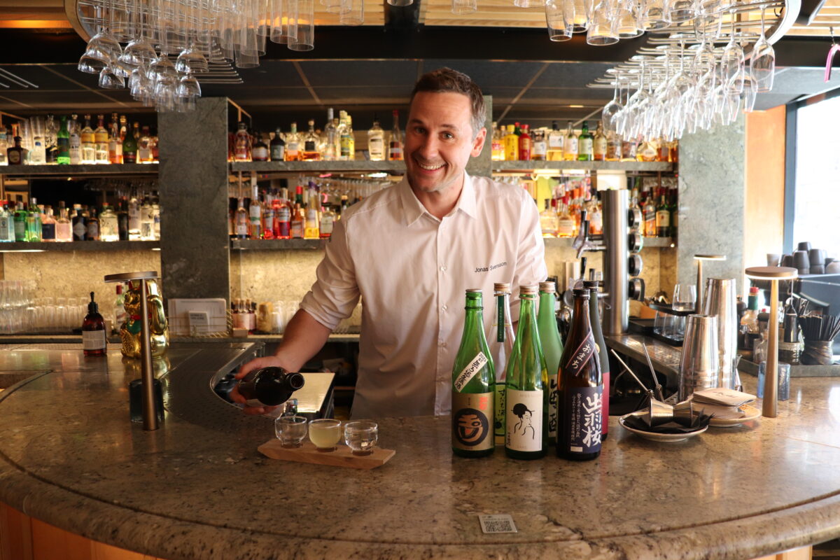 – Sake är enligt mig den godaste drycken till mat, säger Jonas Svensson. Foto: Anne Haavisto