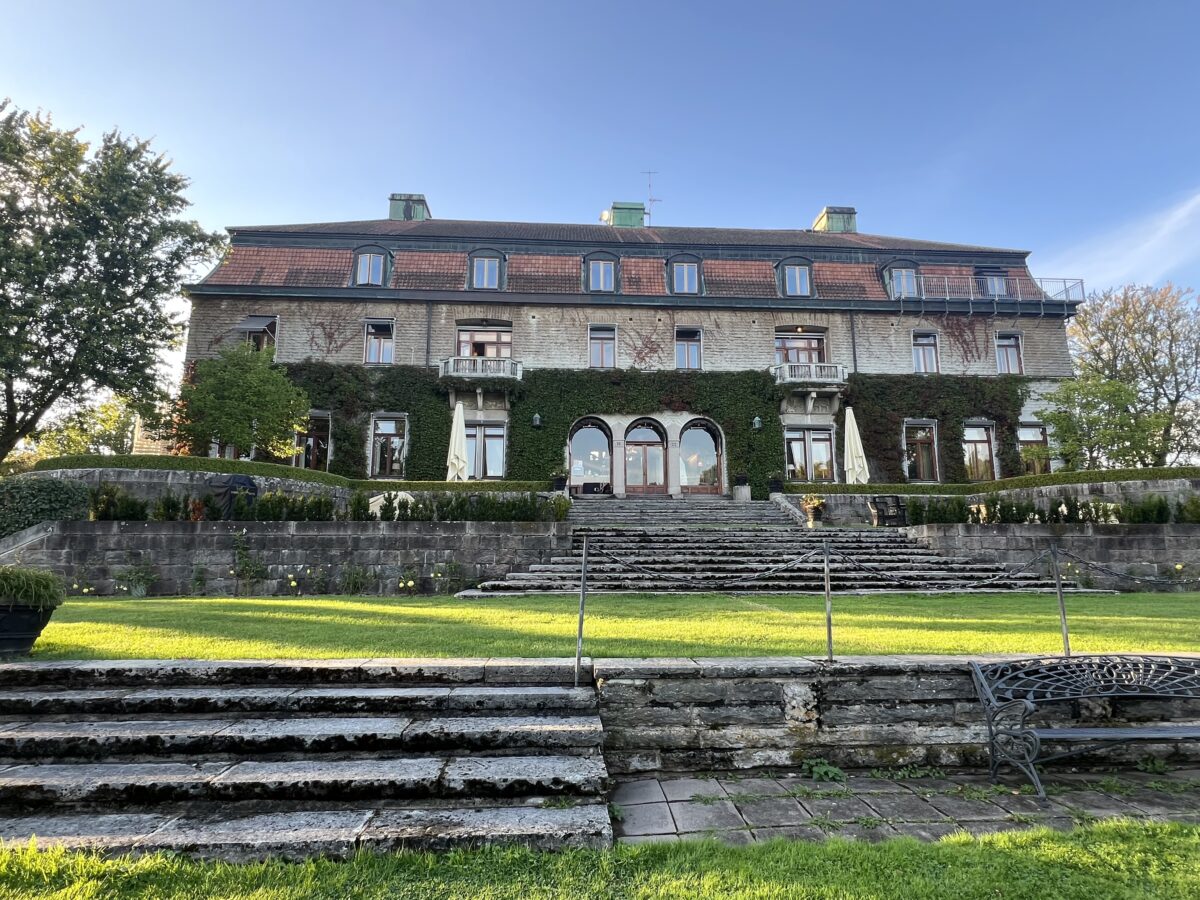 Baksidan av slottet har stora gryna ytor som kan användas till olika festligheter.