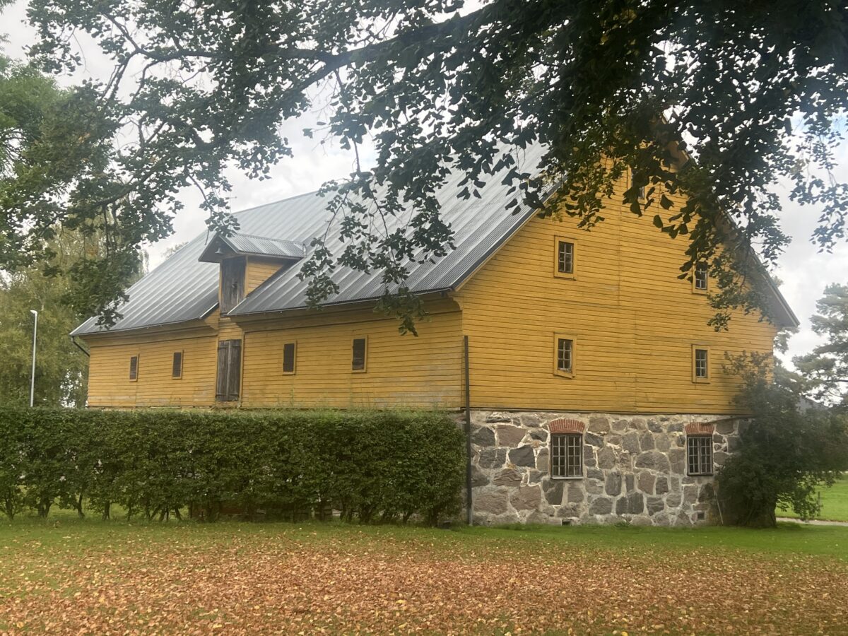 I magasinsbyggnaden kommer det att byggas 20 hotellrum till. Grunden ska vara kvar men den övre delen kommer att rivas och byggas om i samma stil.