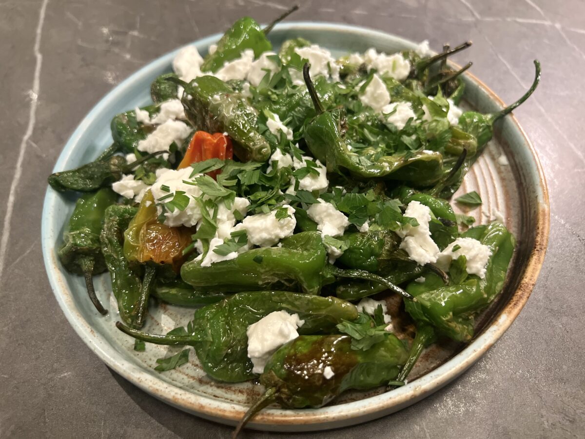 Spanska padrones finns med på manyn på Blanche Brasserie & Bar inne på hotell Hyatt Gothenburg.