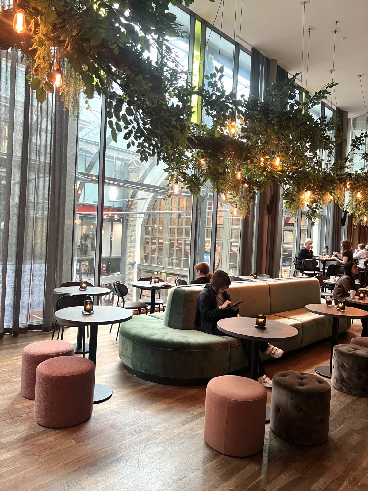 Hyatt Place lobby och restaurang har fönster ut mot Göteborgs centralstation.