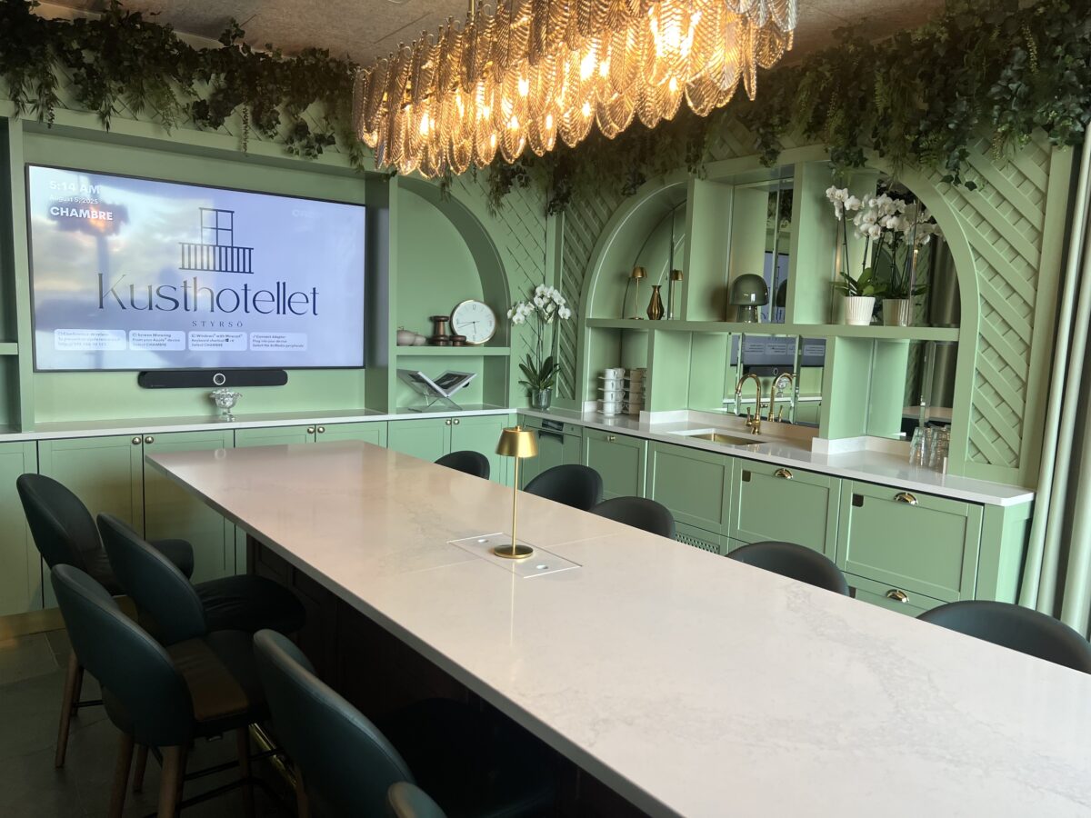 Det stora mötesrummet gränsar till en chambre séparée, för att göra lokalerna extra flexibla.