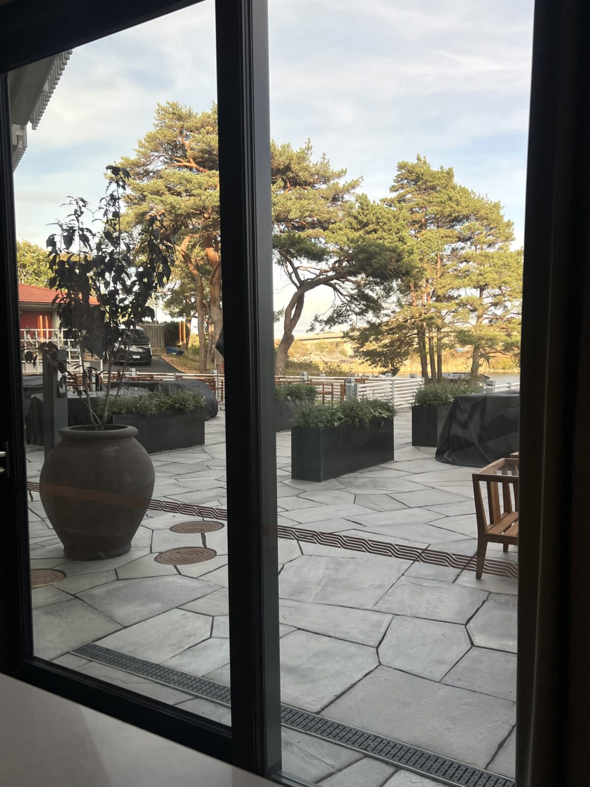 Vid hotellets chambre séparée går det lätt att öppna upp ut mot terrassen.