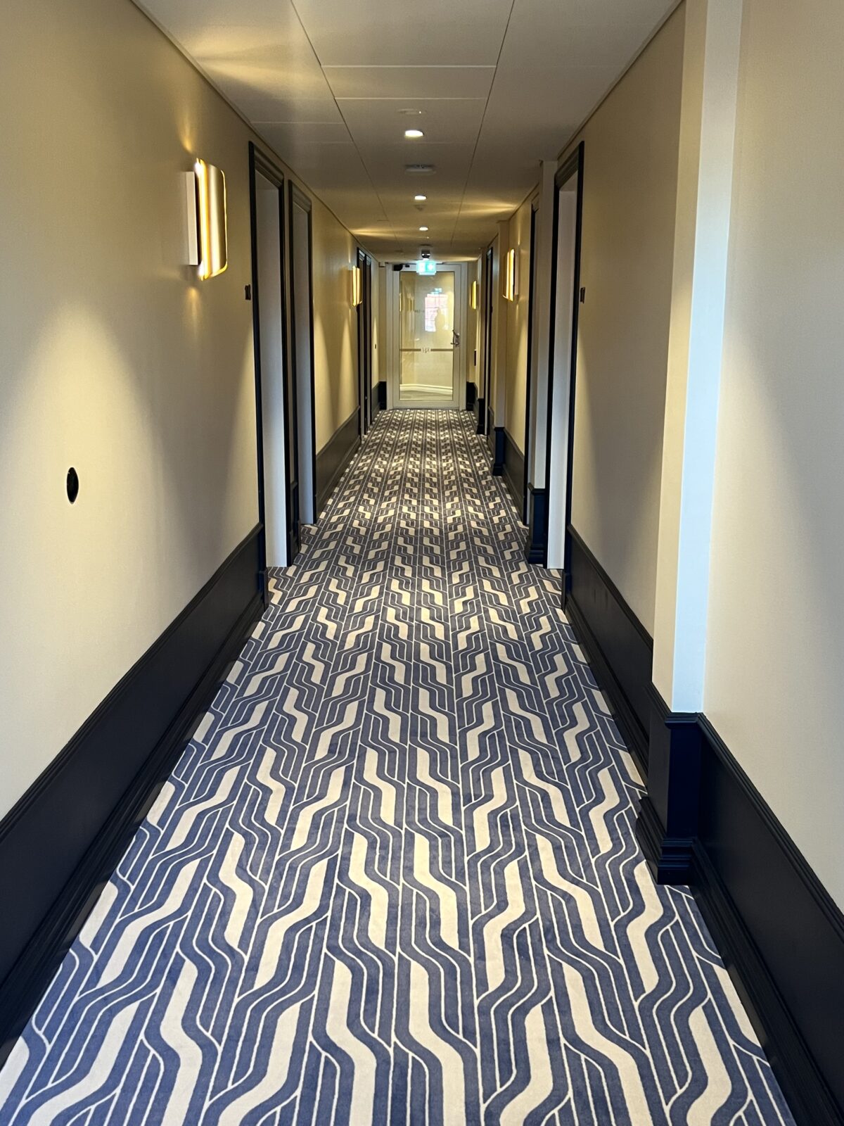 Mönstret är speciellt framtaget för hotellet och mattan har olika färg beroende på våningsplan.