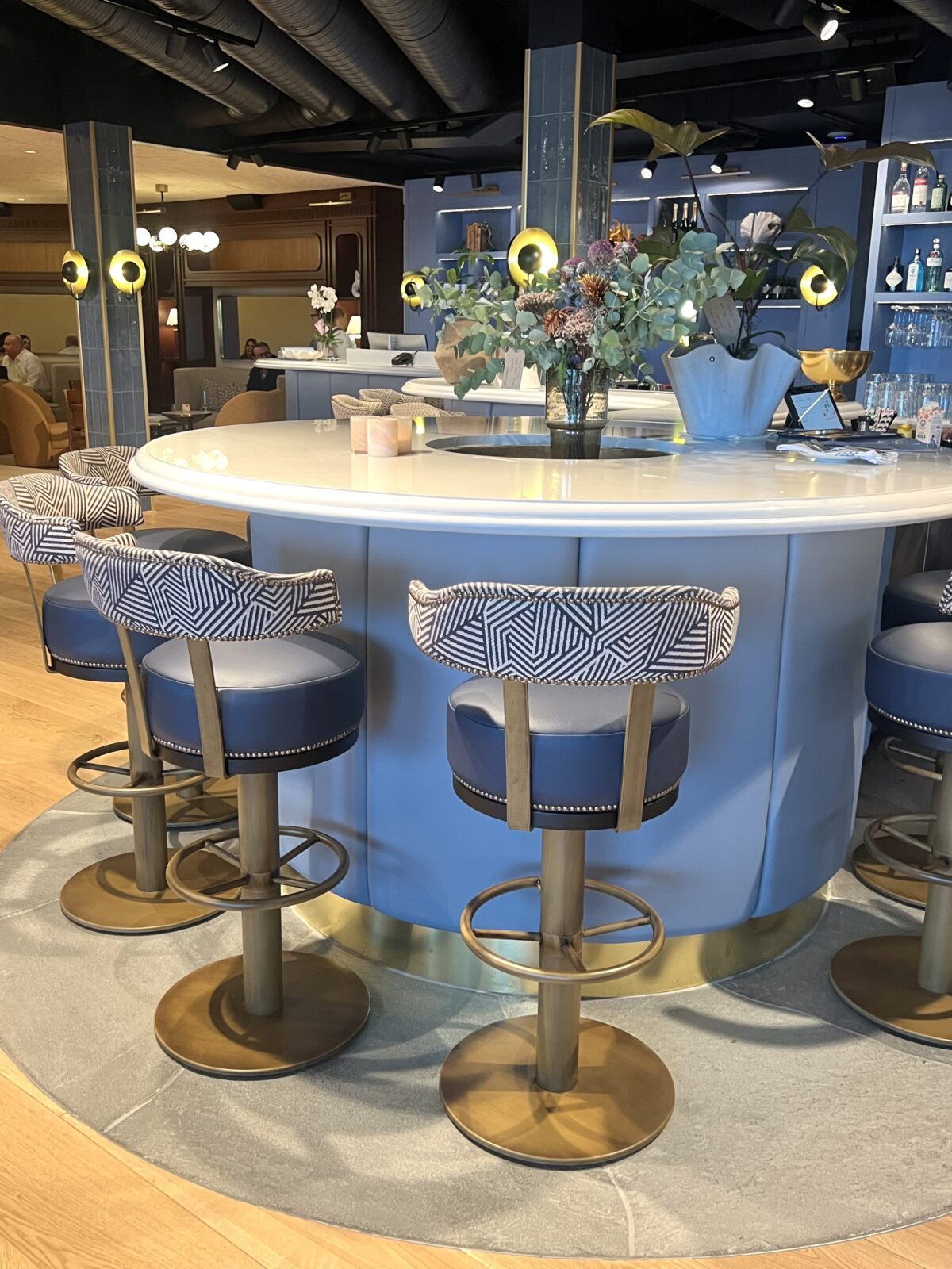 Receptionen ligger i en öppen yta som vävs samman med restaurangen, allt går i blå toner med gulddetaljer.