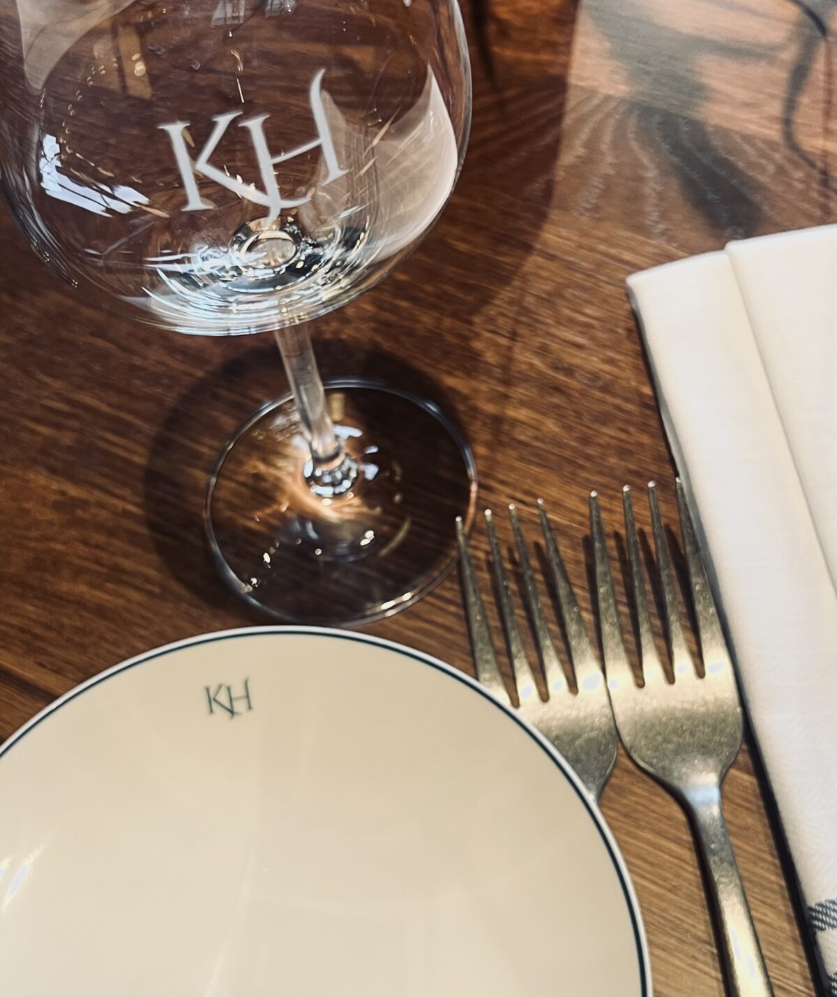 Allt glas och porslin har hotellets sigill KH, en förkortning av Kusthotellet.