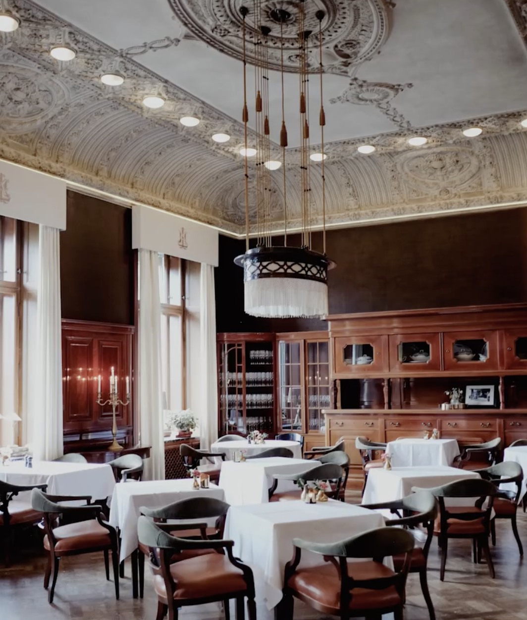 Slottets matsal har imponerande stuckatur i taket. Mitt på golvet finns en knapp där man med foten kunde trycka för att påkalla kökspersonalens uppmärksamhet, idag är funktionen borttagen.