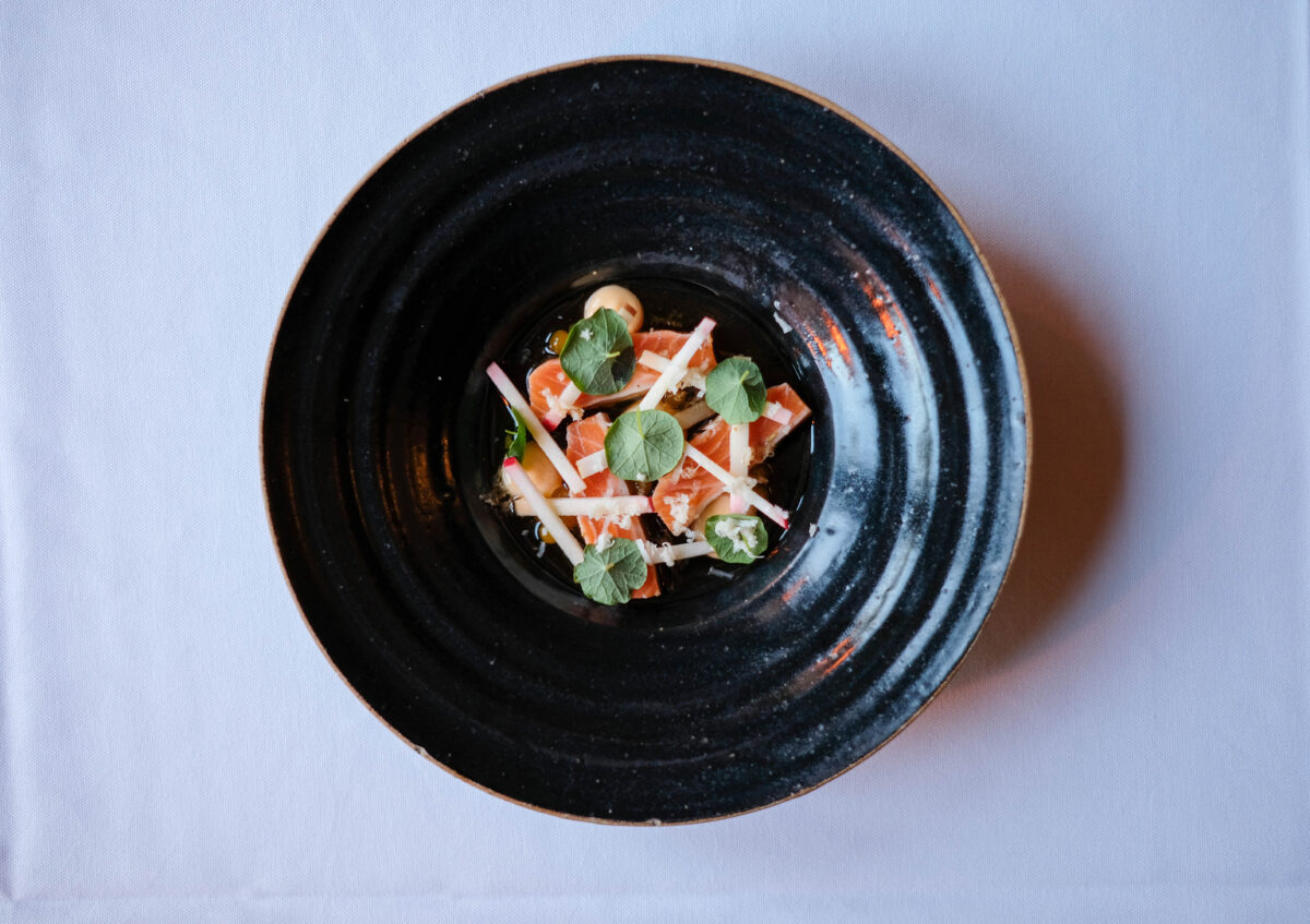 Gravad röding med rökt dashi och citronemulsion på skaldjur och pepparrot, en rätt som finns med på säsongsmenyn Aftonens resa.