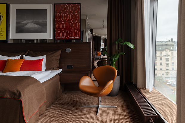 En av sviterna har orange som en "röd tråd", en flirt med 70-talet och dess mönster och formgivning.