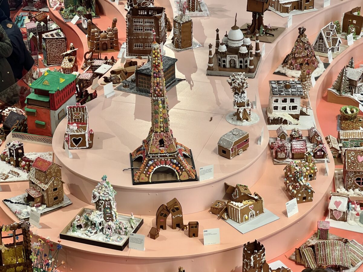 151 pepparkakshus är med i ArkDes pepparkaksutställning i år. Det högsta huset, som har formen av eiffeltornet, är cirka en meter högt.