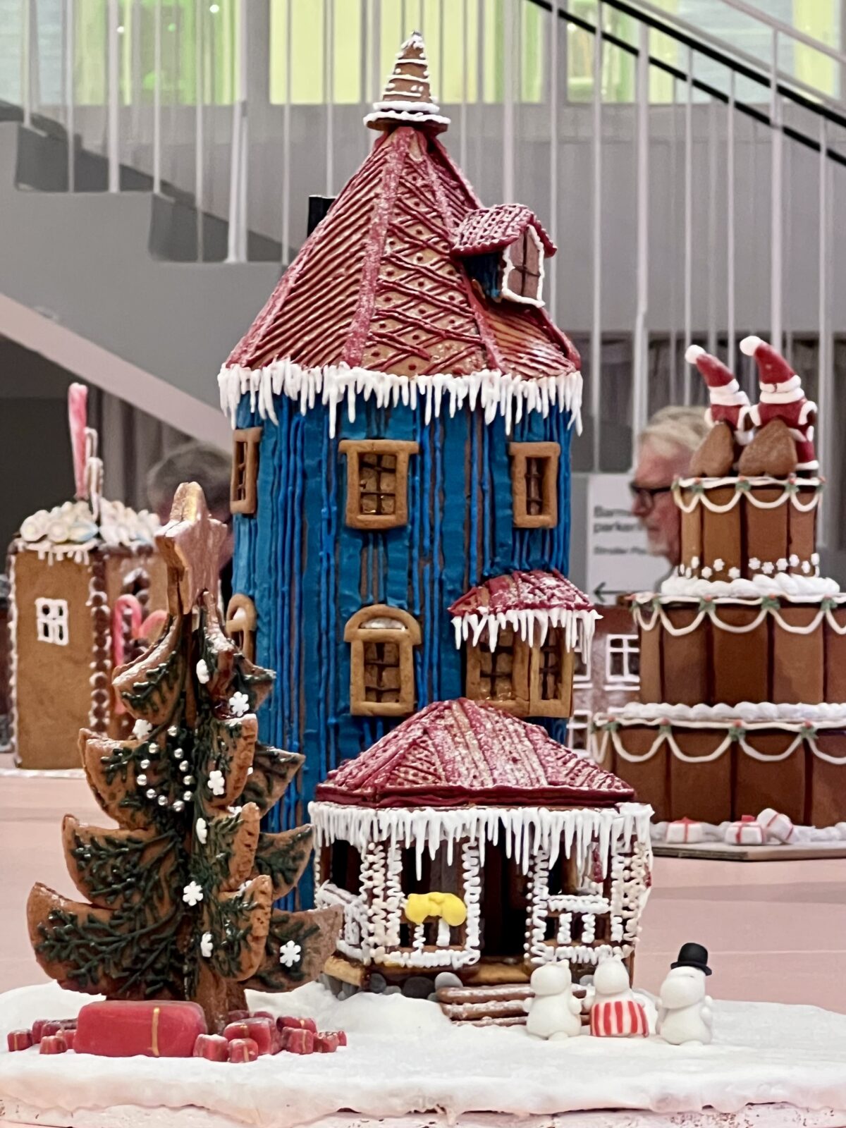 Ett muminhus i runda former i vinterskrud är ett av två muminhus som är med i utställningen.