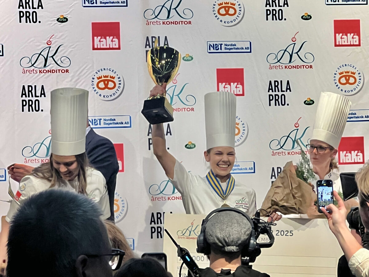 Det var glädjeyra på scenen på Bak-och chokladmässan när Kristin korades som vinnare i Årets Konditor 2025. Foto: Annika Rådlund