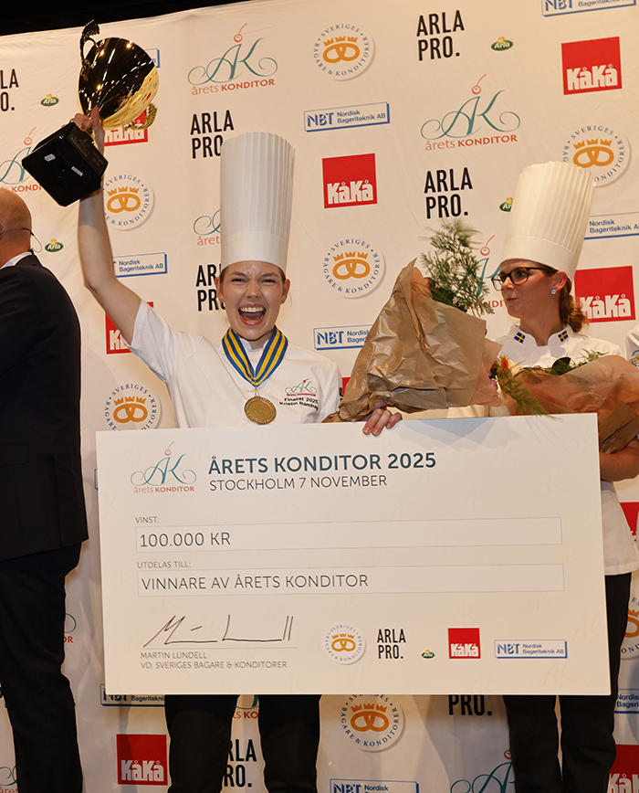 Förutom att hon nu är utnämnd till Årets Konditor så fick hon även motta 100 000 kronor i prispeng - och kommer vara branschens officiella ambassadör under det kommande året. Foto: Per-Erik Berglund