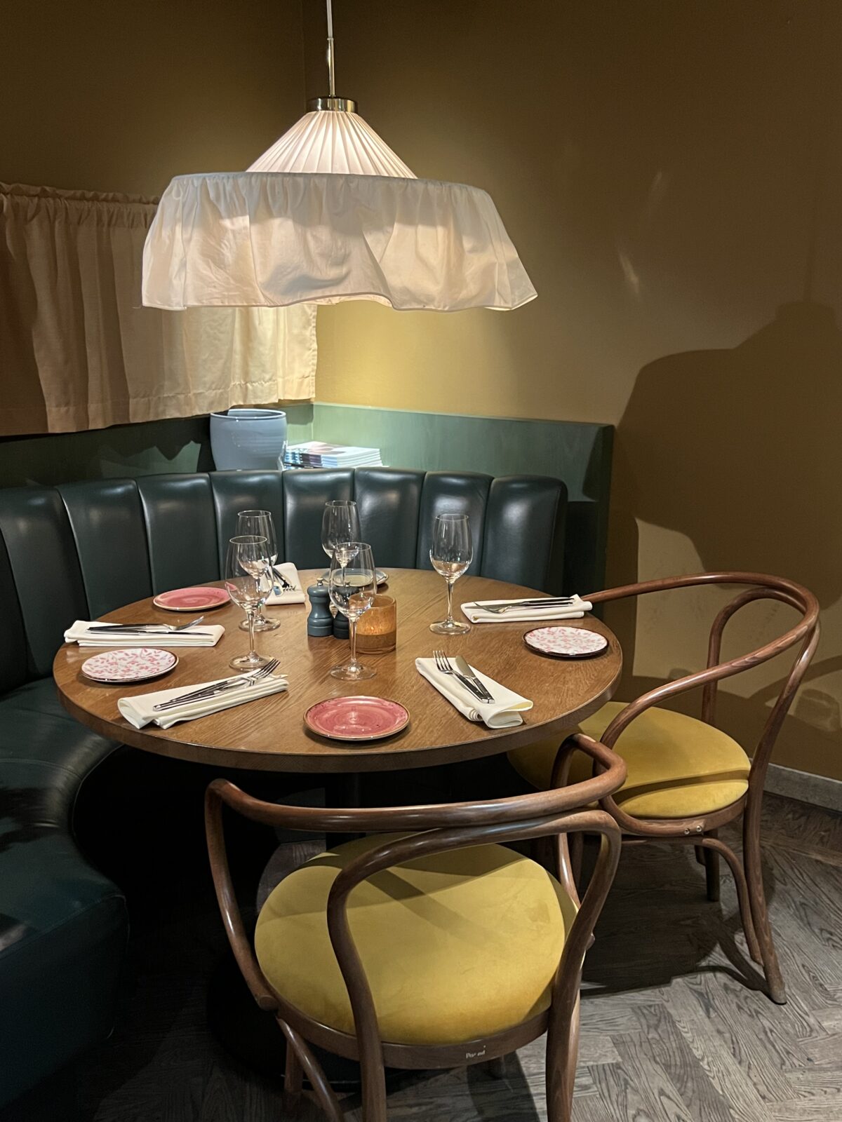 Det finns olika varianter av sittplatser i restaurangen.